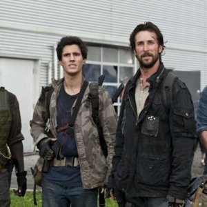 Mpho Koaho, Drew Roy, Noah Wyle e Peter Shinkoda nell'episodio Grace della serie Falling Skies