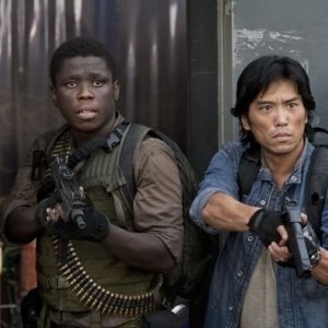 Mpho Koaho e Peter Shinkoda nell'episodio Grace della serie Falling Skies
