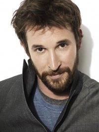 Noah Wyle in una immagine promozionale per la serie Falling Skies