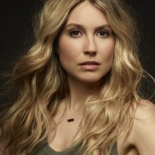 Sarah Carter in una immagine promozionale per la serie Falling Skies