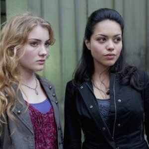Skyler Samuels e Alyssa Diaz nell'episodio 'Green Star' di The Nine Lives of Chloe King