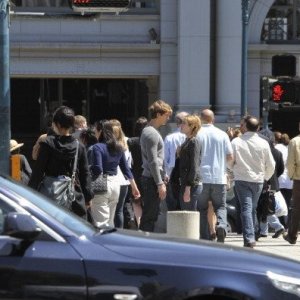 Skyler Samuels e Benjamin Stone nell'episodio 'Green Star' di The Nine Lives of Chloe King