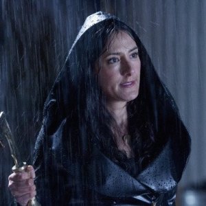 Un'immagine di Alicia Coppola nell'episodio 'Green Star' di The Nine Lives of Chloe King