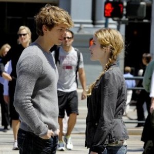 Una scena con Benjamin Stone e Skyler Samuels nell'episodio 'Green Star' di The Nine Lives of Chloe King