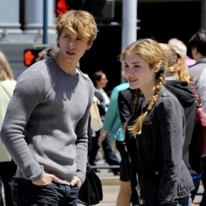Una scena con Skyler Samuels e Benjamin Stone nell'episodio 'Green Star' di The Nine Lives of Chloe King
