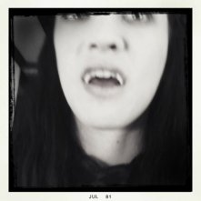 Asia Argento mostra i canini sul set di Dracula 3D