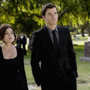 Ian Harding e Lucy Hale nell'episodio 'The Devil You Know' di Pretty Little Liars