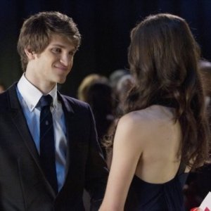 Keegan Allen nell'episodio 'Never Letting Go' di Pretty Little Liars