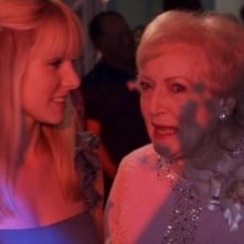 Kristen Bell con Betty White nel film You Again
