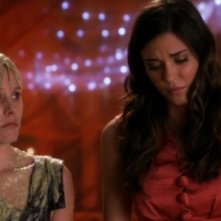 Kristen Bell e Odette Yustman in una divertente scena della commedia You Again