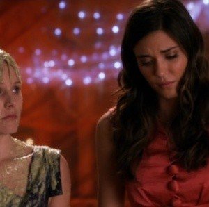 Kristen Bell e Odette Yustman in una divertente scena della commedia You Again