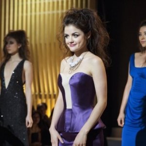 Lucy Hale nell'episodio 'Never Letting Go' di Pretty Little Liars