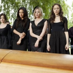 Shay Mitchell, Lucy Hale, Ashley Benson e Troian Avery Bellisario nell'episodio 'The Devil You Know' di Pretty Little Liare