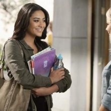 Troian Avery Bellisario e Claire Holt nell'episodio 'Blind Dates' di Pretty Little Liars