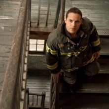 Una foto promozionale di Daniel Sunjata per Rescue Me Stagione 7
