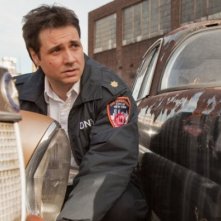 Una foto promozionale di Adam Ferrara per Rescue Me Stagione 7