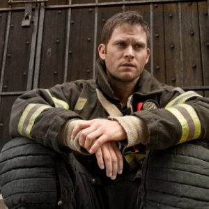 Una foto promozionale di Steven Pasquale per Rescue Me Stagione 7