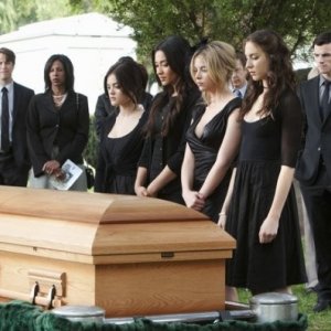 Una scena con Ashley Benson, Lucy Hale, Shay Mitchell e Troian Avery Bellisario nell'episodio 'The Devil You Know' di Pretty Little Liare