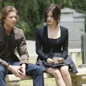 Una scena con Drew Van Acker e Lucy Hale nell'episodio 'The Devil You Know' di Pretty Little Liars