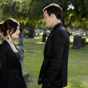Una scena con Ian Harding e Lucy Hale nell'episodio 'The Devil You Know' di Pretty Little Liars
