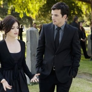 Una scena con Lucy Hales e Ian Harding nell'episodio 'The Devil You Know' di Pretty Little Liare