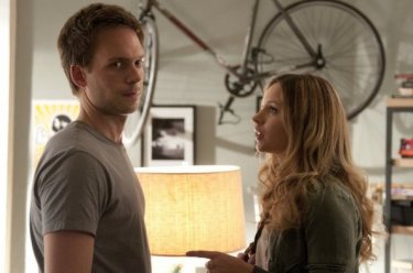 Una scena con Patrick J. Adams nell'episodio 'Inside Track' di Suits