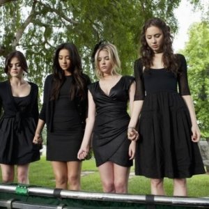 Una scena con Shay Mitchell, Ashley Benson, Lucy Hale e Troian Avery Bellisario nell'episodio 'The Devil You Know' di Pretty Little Liare