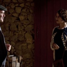 Jacques Bonnaffé e Laetitia Casta nel film Derrière Les Murs