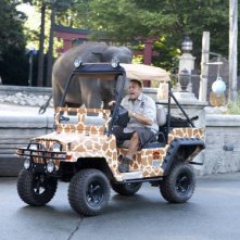 Kevin James in un momento della commedia The Zookeeper (Il signore dello zoo)