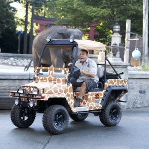 Kevin James in un momento della commedia The Zookeeper (Il signore dello zoo)