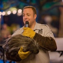 Kevin James in una tenera immagine di Zookeeper (Il signore dello zoo)
