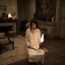 Laetitia Casta in una inquietante immagine di Derrière Les Murs