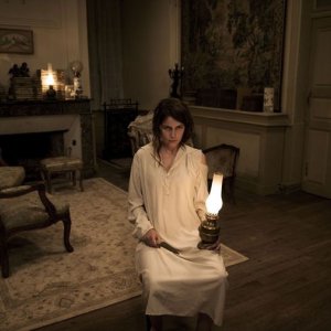 Laetitia Casta in una inquietante immagine di Derrière Les Murs