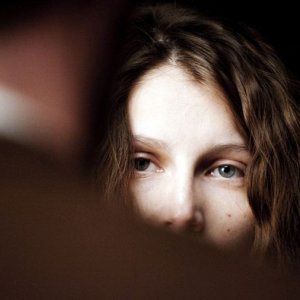 Primissimo piano di Laetitia Casta dal film Derrière Les Murs