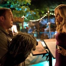 The Zookeeper (Il signore dello zoo): una scena del film con Kevin James e Leslie Bibb