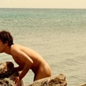 Una immagine di Riccardo Scamarcio nudo nel film Verso l'Eden, di Costa-Gavras