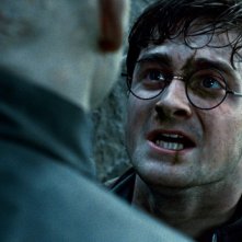 Daniel Radcliffe in lotta contro Ralph Fiennes in Harry Potter e i doni della morte - parte 2