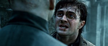 Daniel Radcliffe in lotta contro Ralph Fiennes in Harry Potter e i doni della morte - parte 2