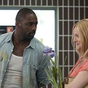 Laura Linney e Idris Elba in una scena dell'episodio La cabriolet di The Big C.