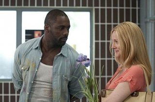 Laura Linney e Idris Elba in una scena dell'episodio La cabriolet di The Big C.