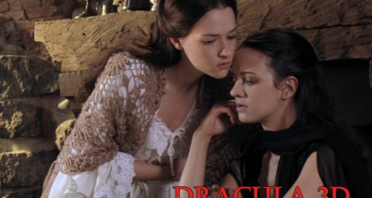 Asia Argento Accanto A Marta Gastini In Una Scena Di Dracula D