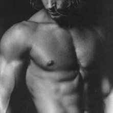 Marc Menard in una immagine che mette in risalto il suo fisico prestante