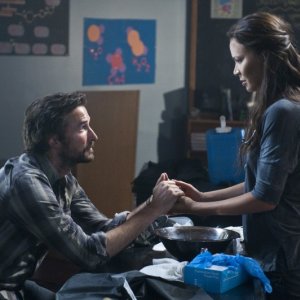 Noah Wyle e Moon Bloodgood in una scena dell'episodio Silent Kill della serie Falling Skies