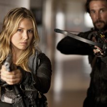 Sarah Carter e Noah Wyle in una scena dell'episodio Silent Kill della serie Falling Skies