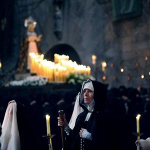 Géraldine Chaplin in una scena del film The Monk