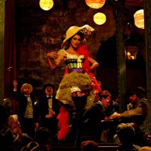 Giuseppe Moscati: Paola Casella interpreta Cloe, soubrette del cafè chantant, in una scena della fiction televisiva