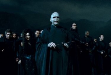 Ralph Fiennes e Helena Bonham Carter in Harry Potter e i doni della morte - parte 2