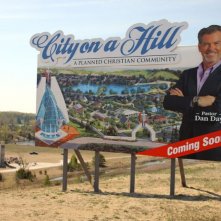 Salvation Boulevard: Pierce Brosnan in versione cartonata