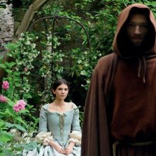 Vincent Cassel con Joséphine Japy (alle spalle) nel film The Monk