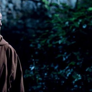 Vincent Cassel in una sequenza del film The Monk